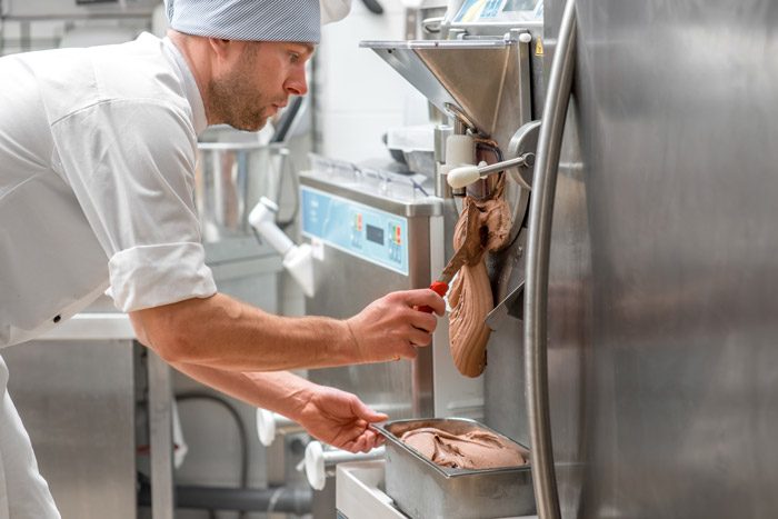 Fabrication de la glace chez notre partenaire San Marco