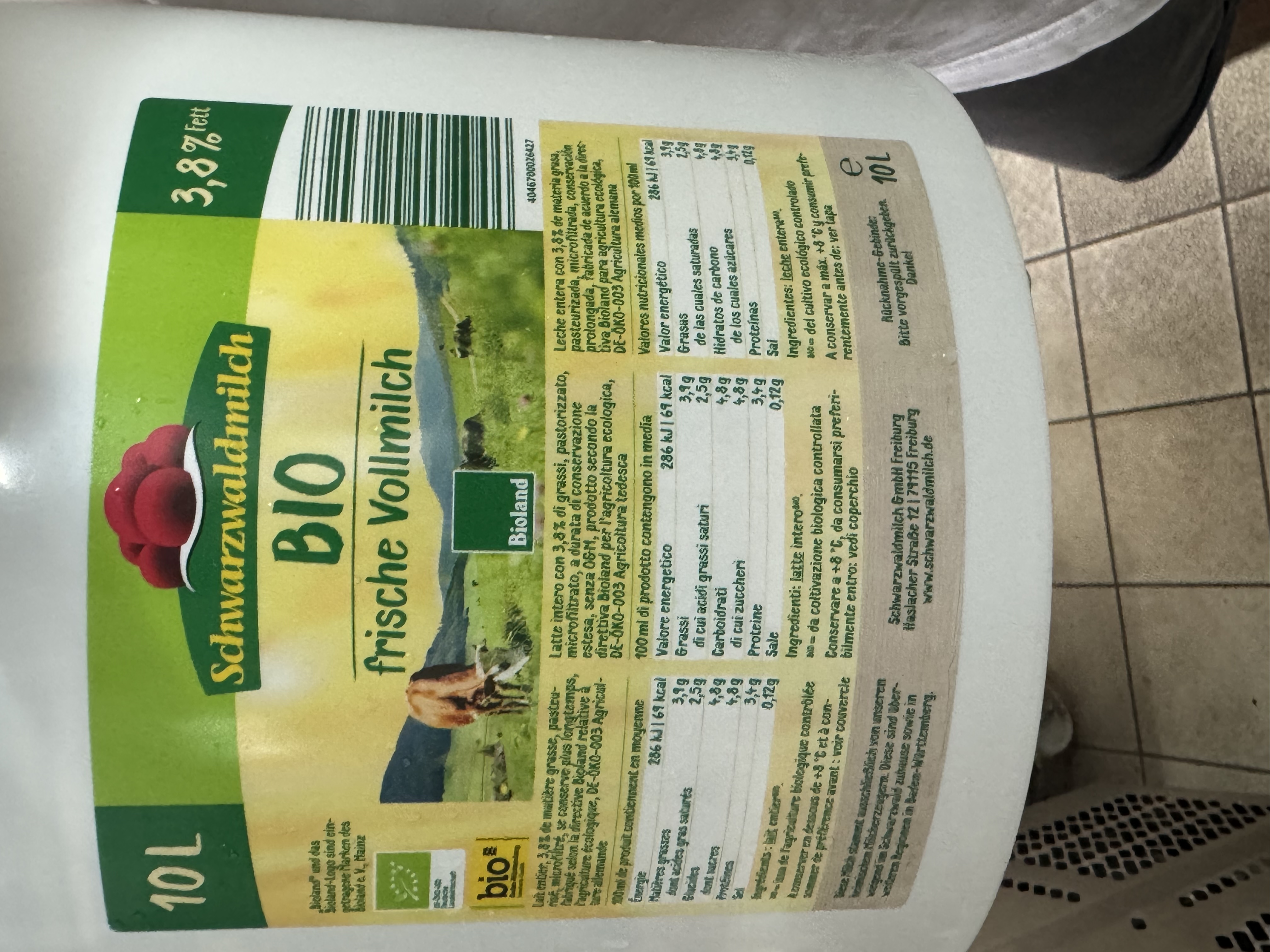 Étiquette du lait frais entier bio utilisé pour les recettes lactées